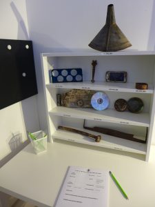 Les visiteurs peuvent exercer leur imagination sur des objets