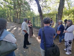 Auprès du site de la grotte originale fermé et protégé-