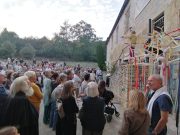 Les artistes en fête à l’abbaye Des centaines de personnes venues pour le vernissage au pied de l'arbre à vie