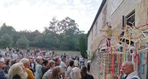 Les artistes en fête à l’abbaye Des centaines de personnes venues pour le vernissage au pied de l'arbre à vie