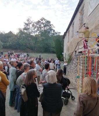 Les artistes en fête à l’abbaye Des centaines de personnes venues pour le vernissage au pied de l'arbre à vie