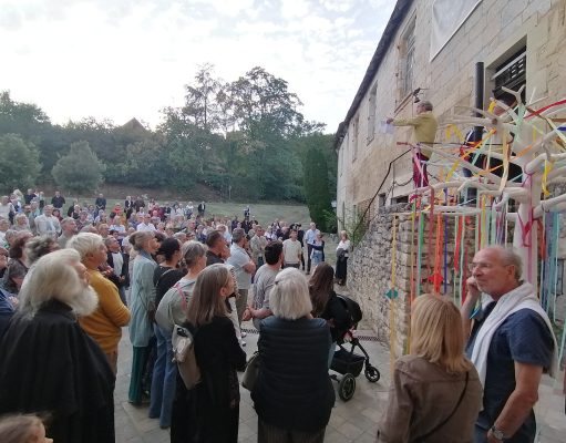 Les artistes en fête à l’abbaye Des centaines de personnes venues pour le vernissage au pied de l'arbre à vie