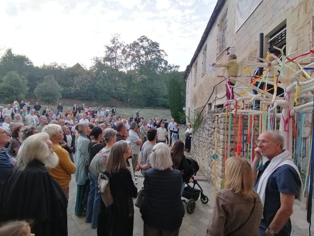 Des centaines de personnes venues pour le vernissage au pied de l'arbre à vie Des centaines de personnes venues pour le vernissage au pied de l'arbre à vie