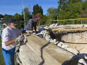 Des mois de travail pour les bénévoles en haut de la tour