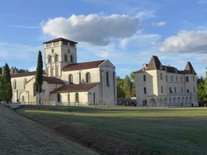 L'abbaye et le logis de l'abbé au fond