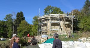 Le colombier aux mains des bénévoles Les bénévoles se retrouvent tous les samedis sur le chantier