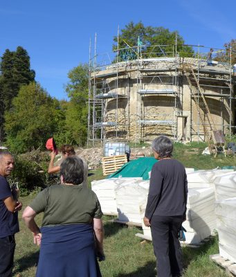 Le colombier aux mains des bénévoles Les bénévoles se retrouvent tous les samedis sur le chantier