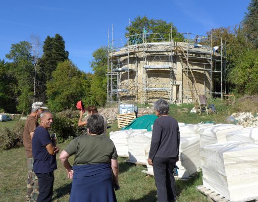 Le colombier aux mains des bénévoles Les bénévoles se retrouvent tous les samedis sur le chantier