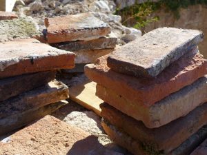 Les briquettes vont reconstituer les boulins des nids des pigeons