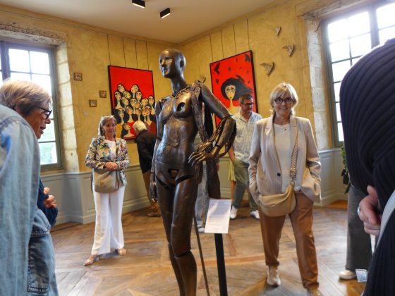es oeuvres des 57 artistes ont investi les bâtiments