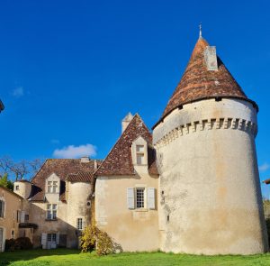 Un château imposant à Saint-Front la Rivière. Photo Laurent Clavier